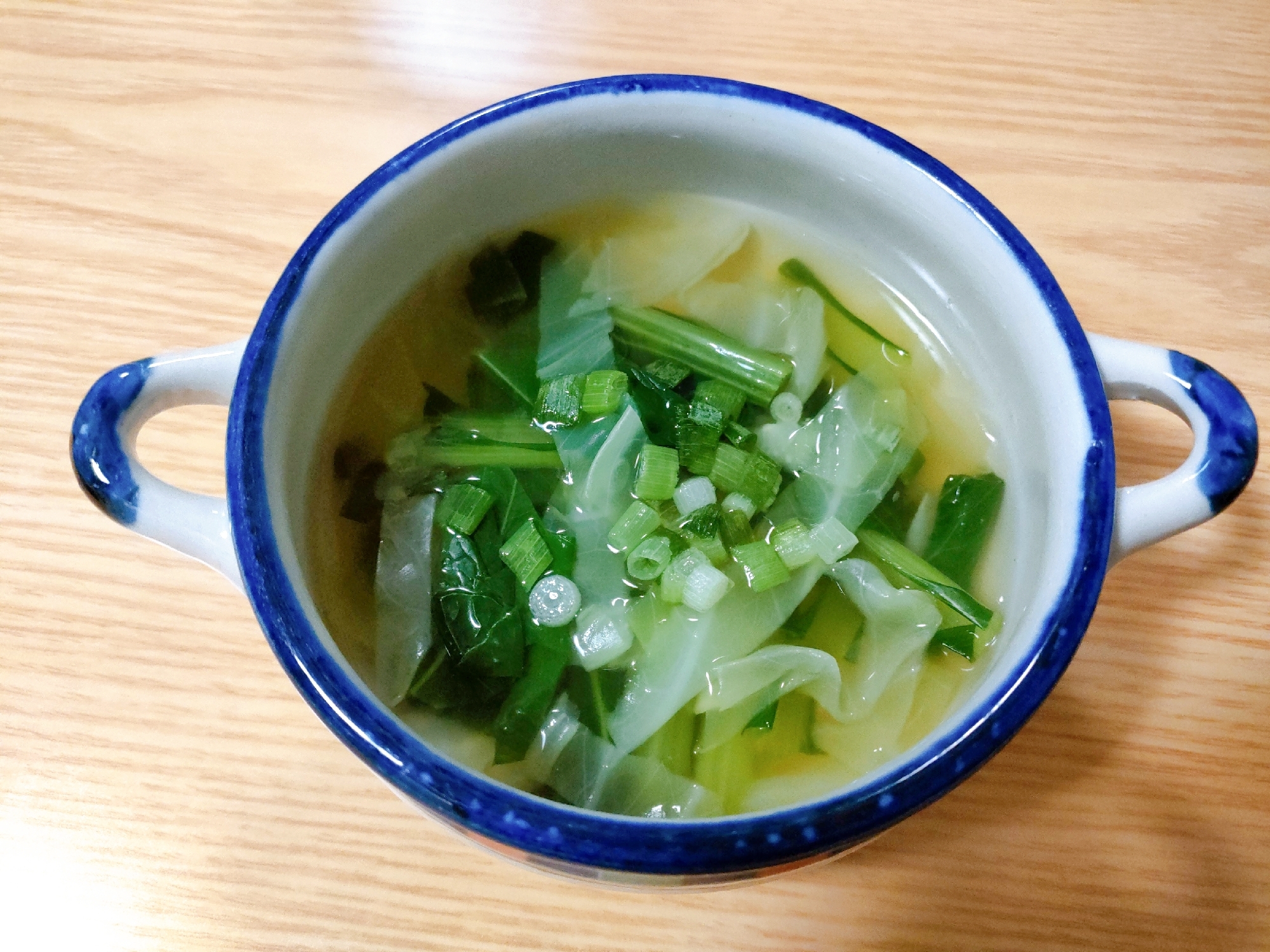 キャベツと小松菜と小ねぎのコンソメスープ
