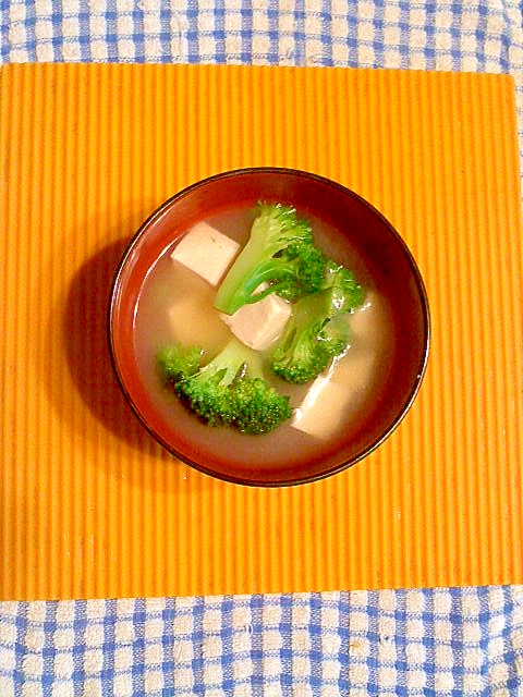 ブロッコリーと豆腐の味噌汁♪