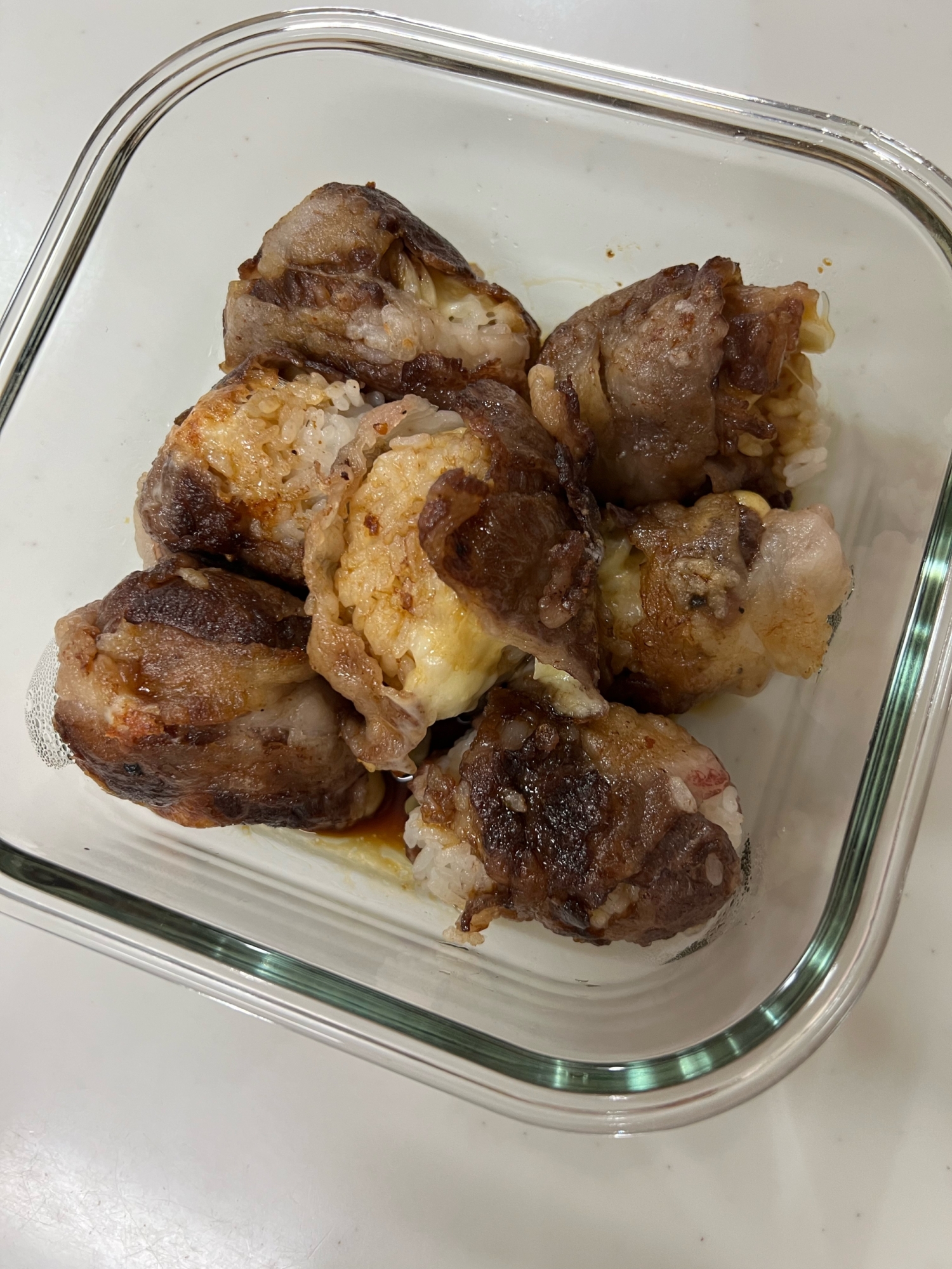 牛薄切り肉で作る♪チーズガーリック肉巻きおにぎり