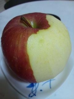りんごの皮むきが安全にできて便利ですね、他の果物にも応用してみたいです。