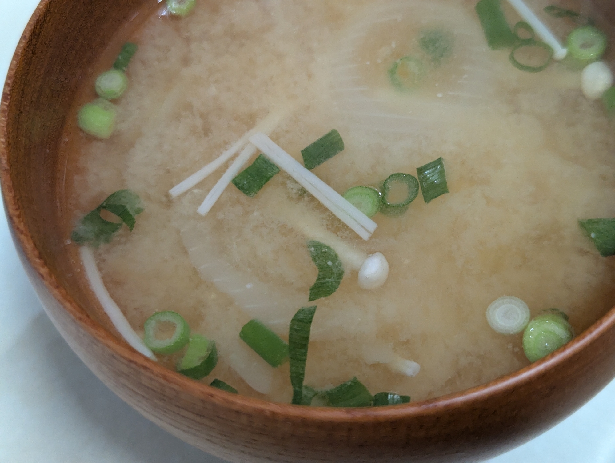 えのき、たまねぎ、小ねぎのお味噌汁