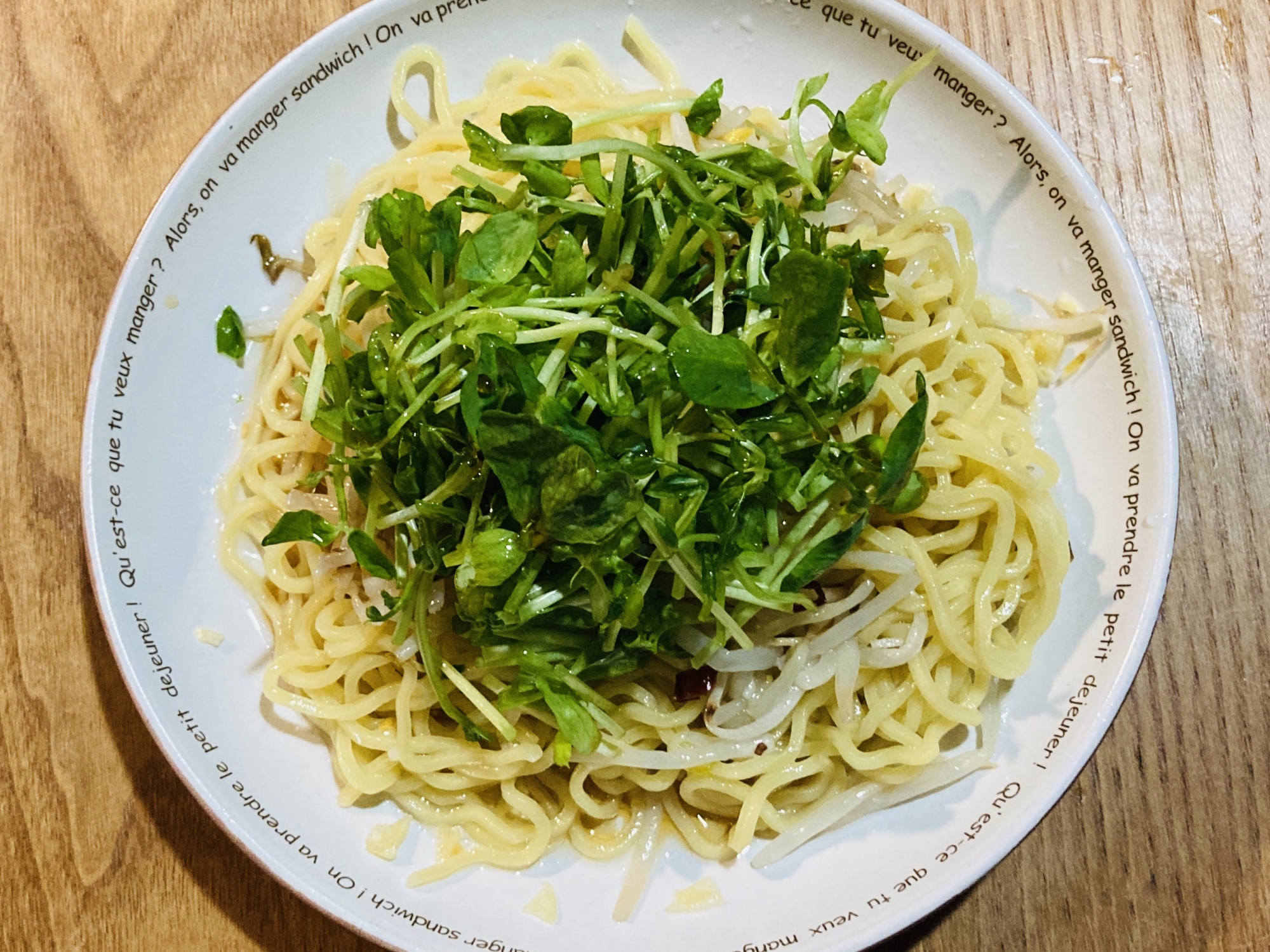 もやしと豆苗のピリ辛ガーリックラーメン