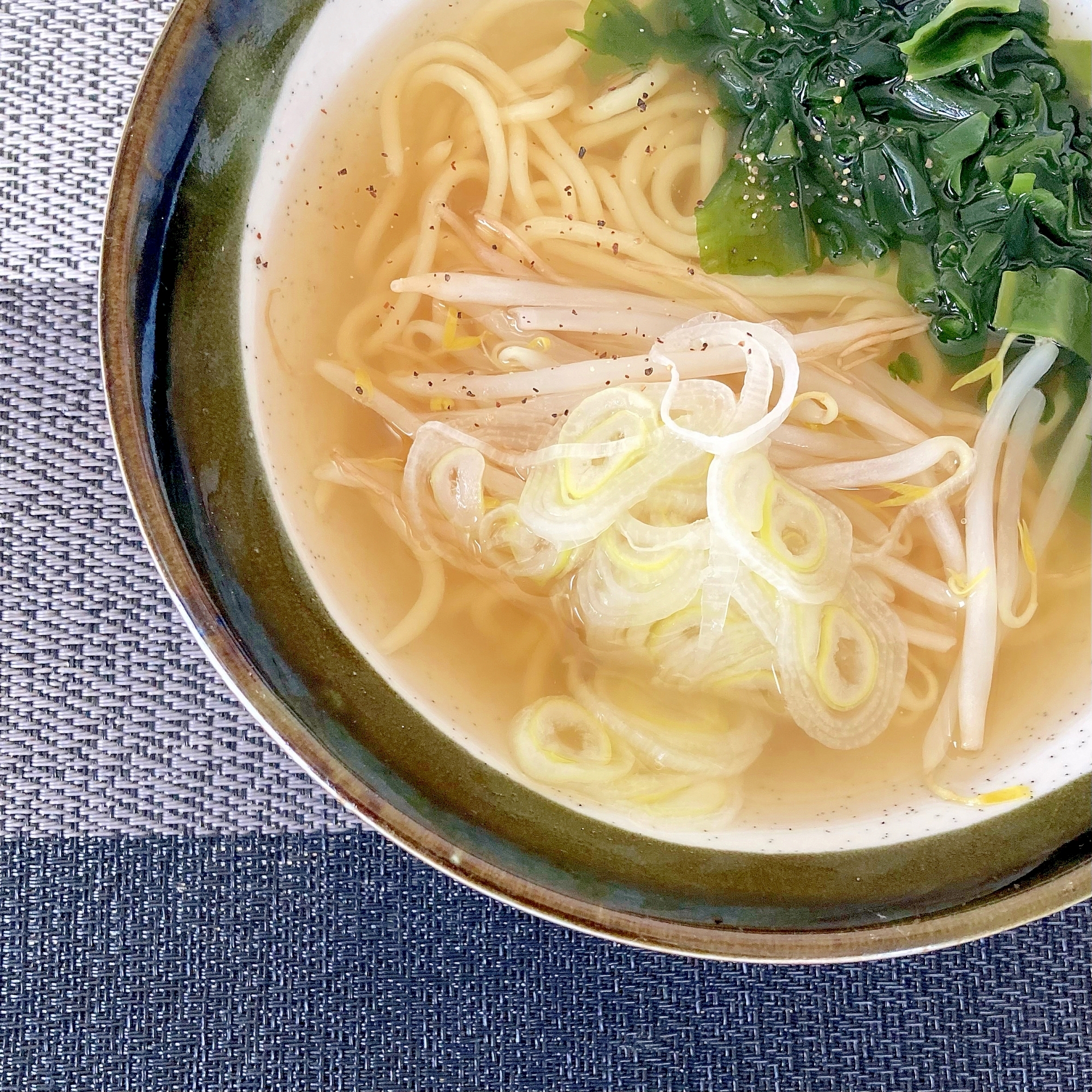 こんにゃく麺でヘルシーしょうゆラーメン