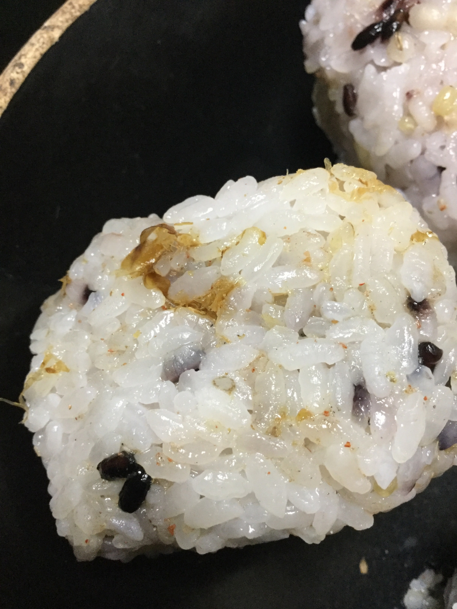 昆布茶と海老粉で花カツオのおにぎり