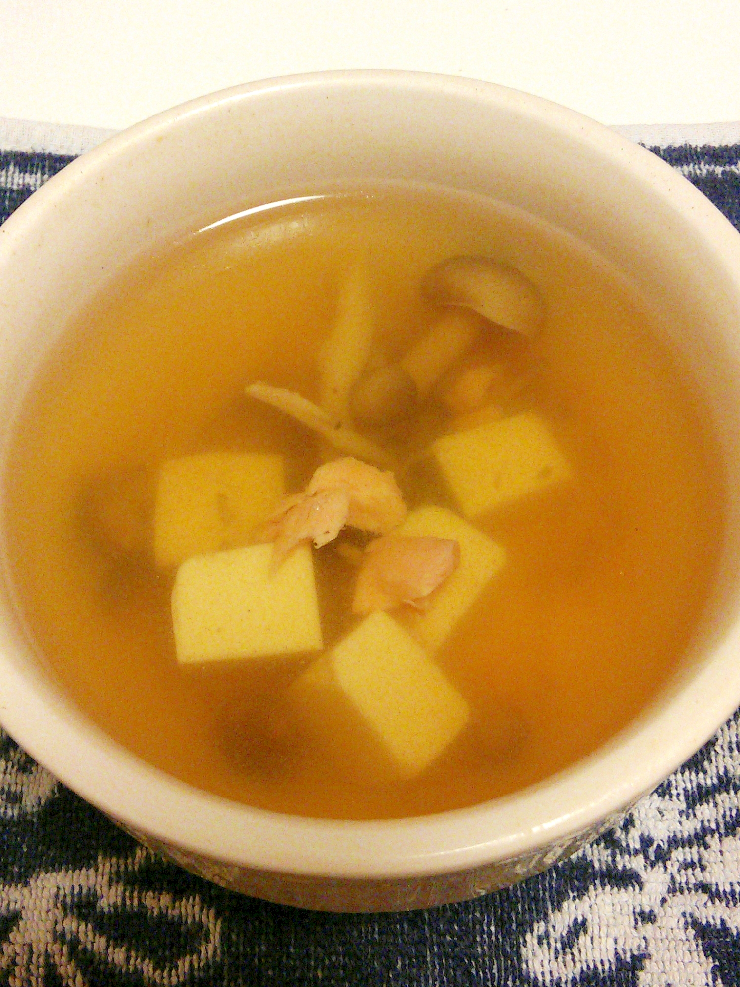 レンジで3分★豆腐としめじと鮭の簡単和風スープ