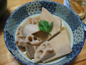 じゅわ～、と煮汁が。　高野豆腐とれんこんの煮物