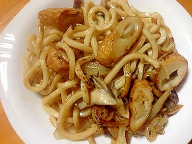 ゴボウ入りさつま揚げと舞茸と玉ねぎの焼きうどん