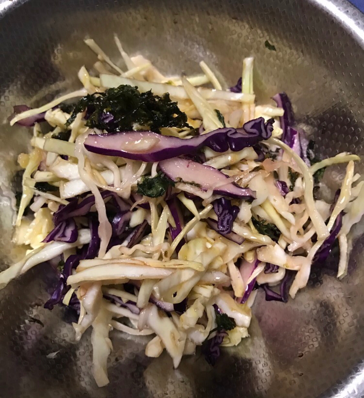 ダブルキャベツと焼きばら海苔のピリ辛サラダ