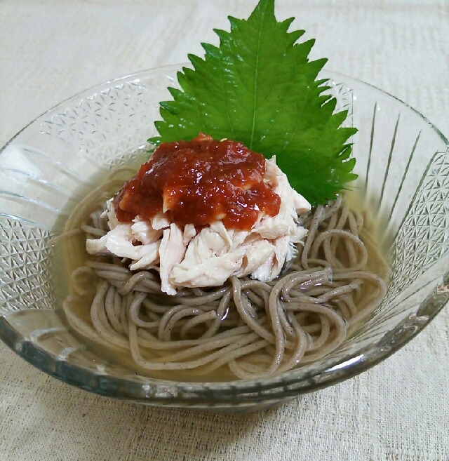 鶏と梅だれの出汁つゆ蕎麦