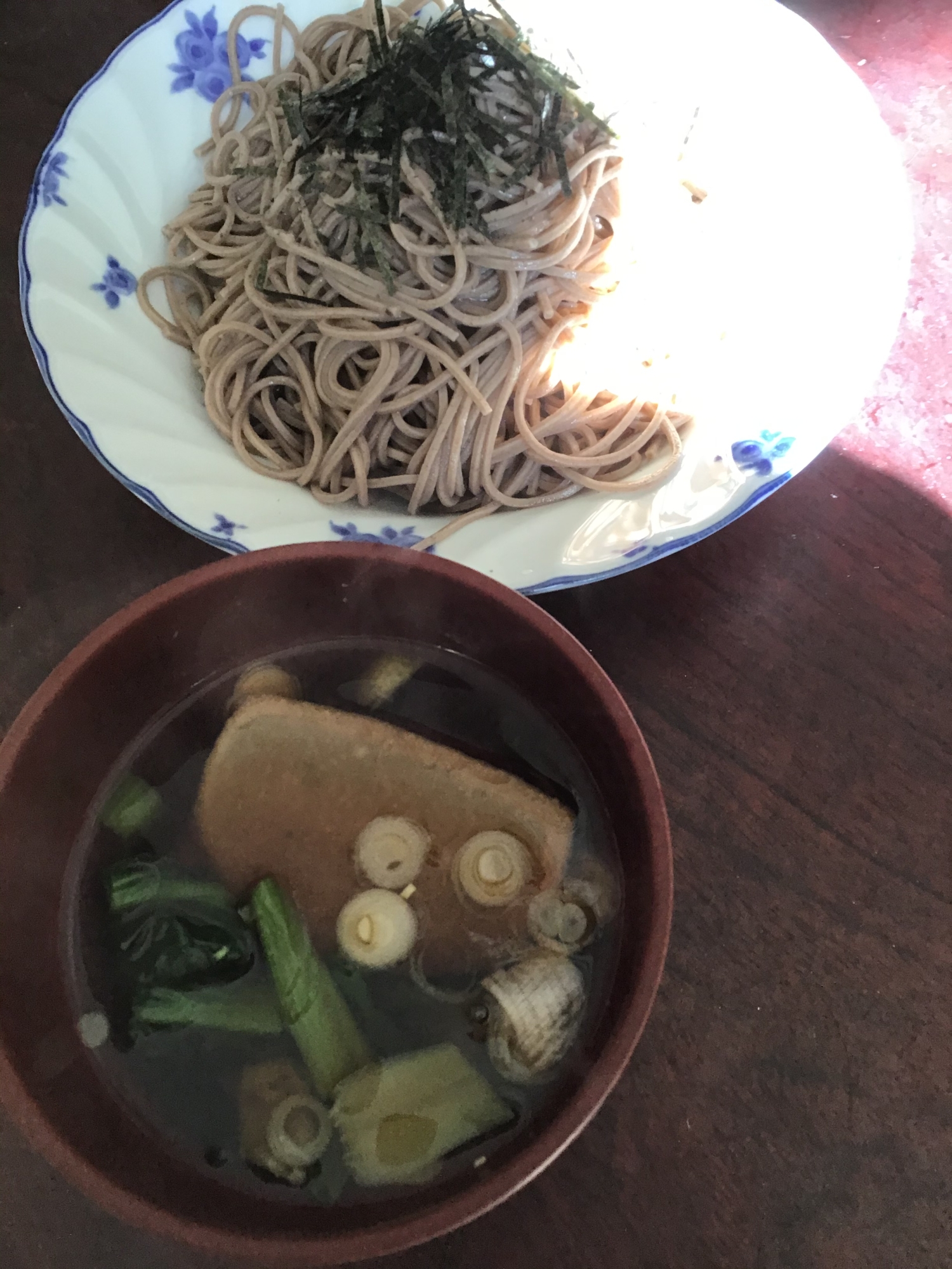 黒ハンペンと小松菜の盛り蕎麦。