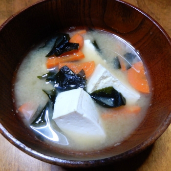 人参と豆腐とわかめのお味噌汁