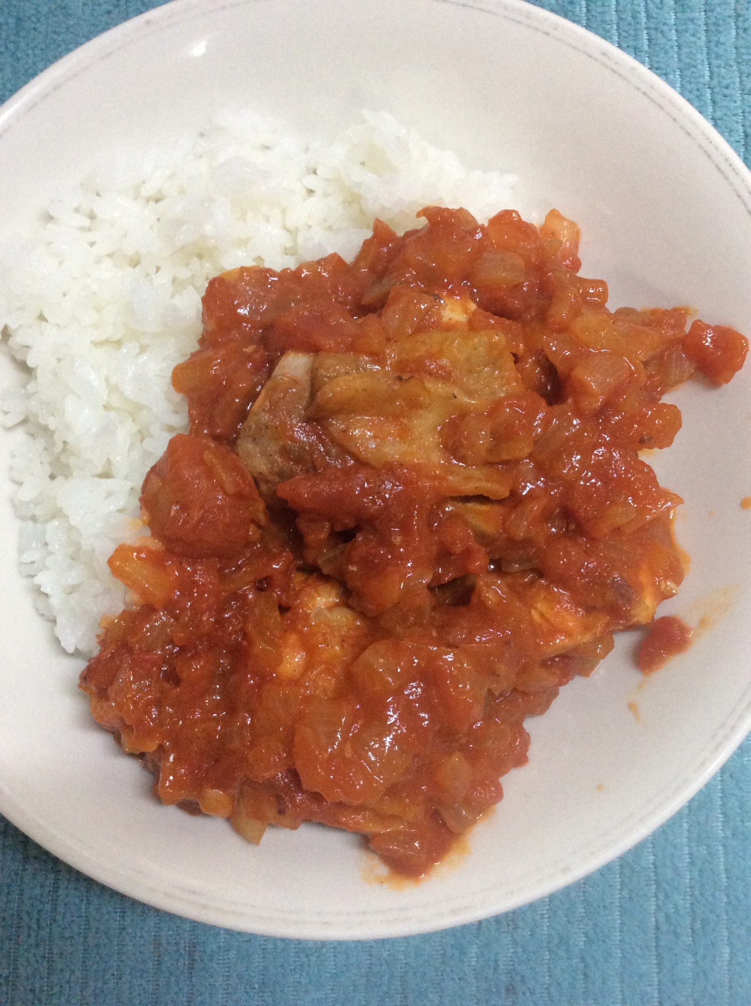 鳥ももと玉ねぎで♪トマト煮込み