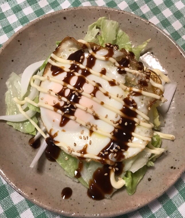 目玉焼きとレタスのソースマヨサラダ