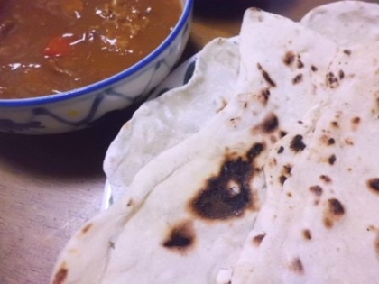 カレーとチャパティを中学生の娘が作りました。
丸くは出来ませんでしたが、香ばしくて美味しかったです。