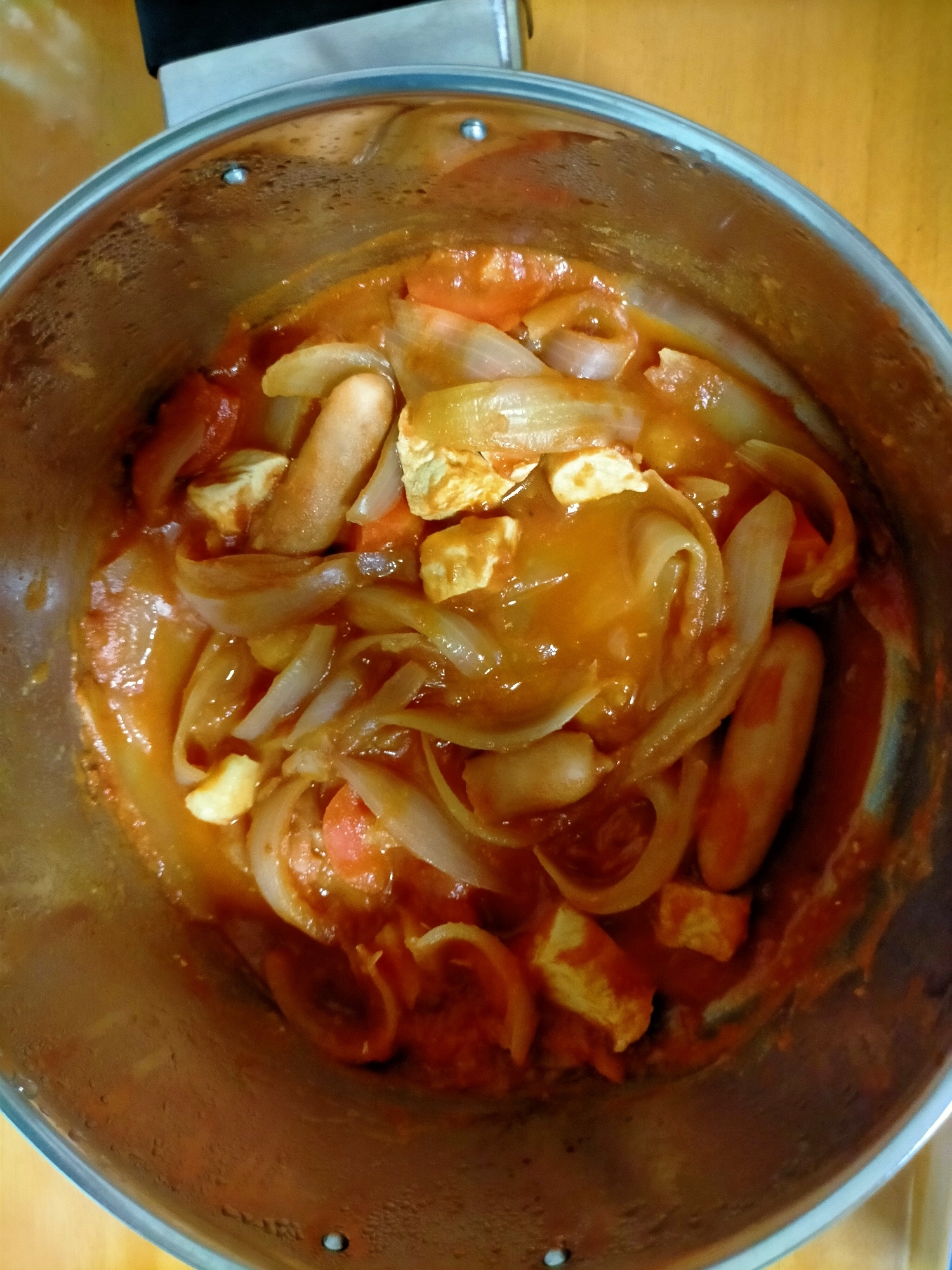 鶏肉とウインナーと玉ねぎのトマトソース缶煮