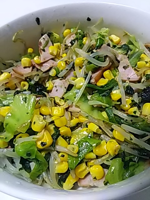 彩りも綺麗な野菜たっぷりほうれん草炒め