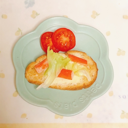 レタスとカニカマのチーズトースト