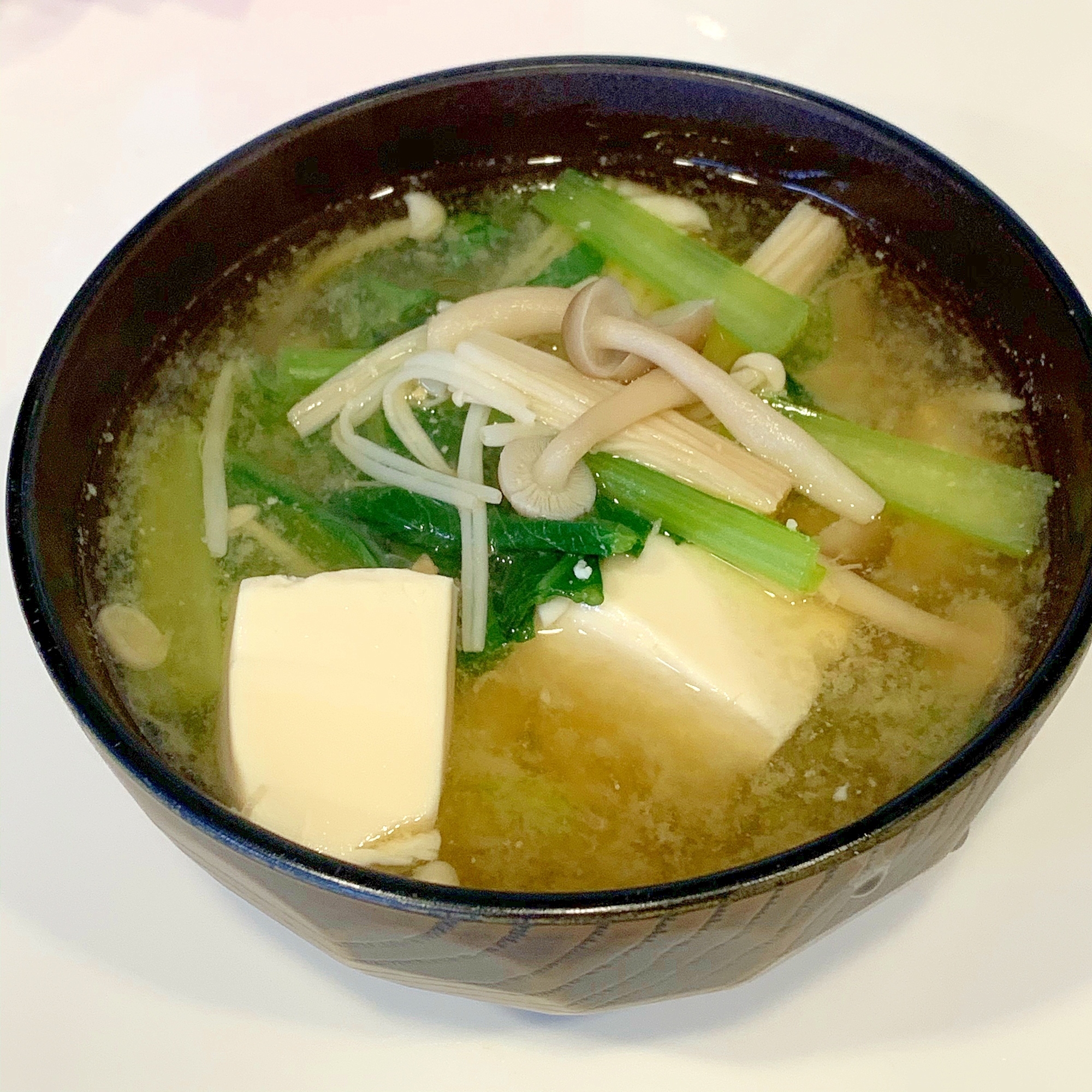 小松菜と豆腐ときのこの味噌汁