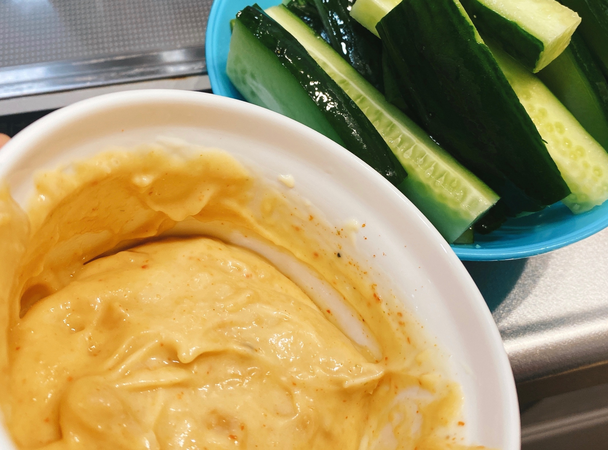 水色の器に盛られたきゅうりと、白い器に入った七味みそマヨディップ