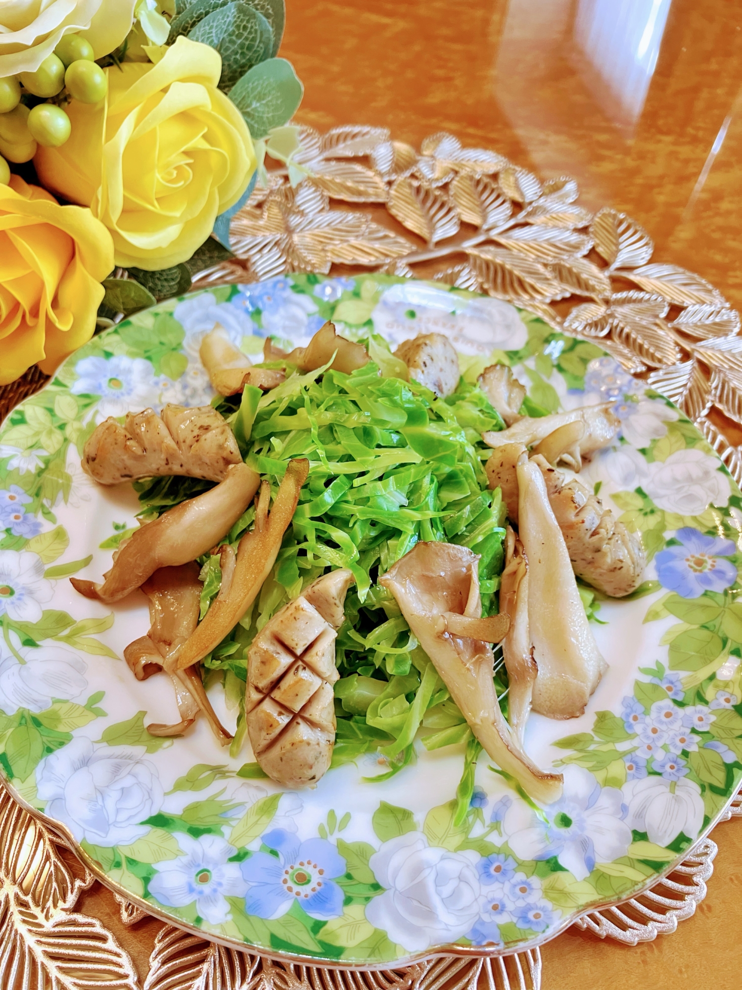 〜キャベツと舞茸とソーセージのサラダ〜