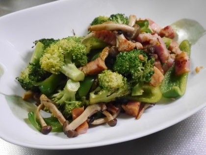 しめじとピーマンも仲間入りでボリュームアップさせました^^
アンチョビの香りが食欲をそそりますね♡
ごちそうさまでした^^