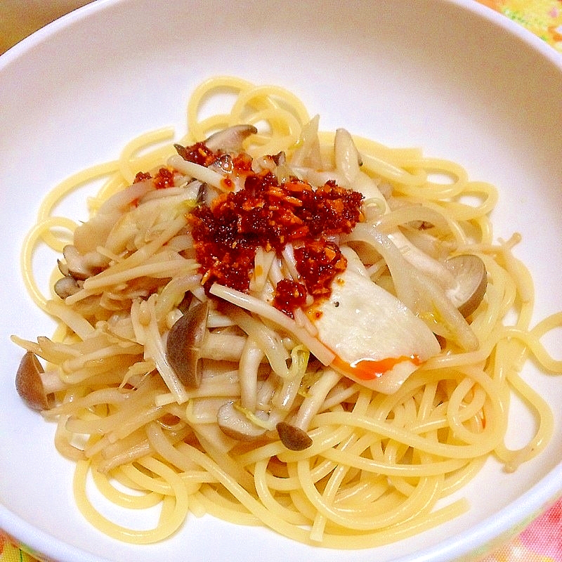 ラー油が決め手!キノコのバター醤油風パスタ