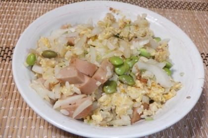 枝豆と魚肉ソーセージと卵の炒飯