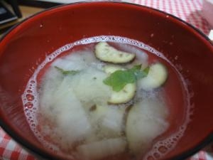 なすと玉ねぎと大葉の生姜味噌汁