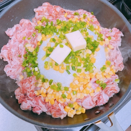 乗せて焼くだけ！フライパンで作るペッパーランチ