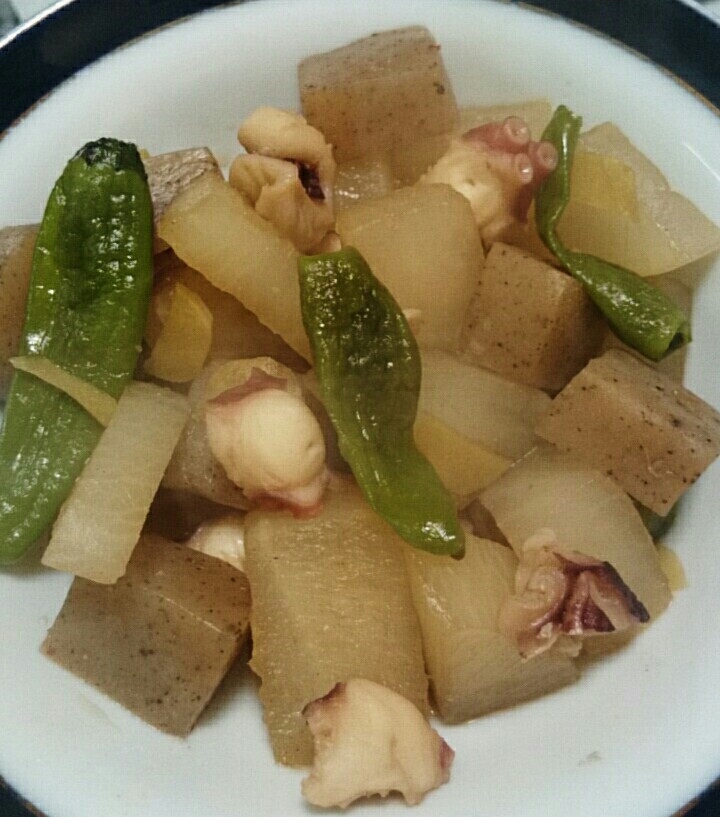 たこと大根とこんにゃくとししとうの煮物