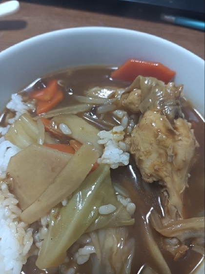 野菜たっぷりカレーにドラムスティックを乗せて