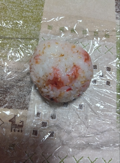 梅干しとおかかと黒すりごまのおにぎり