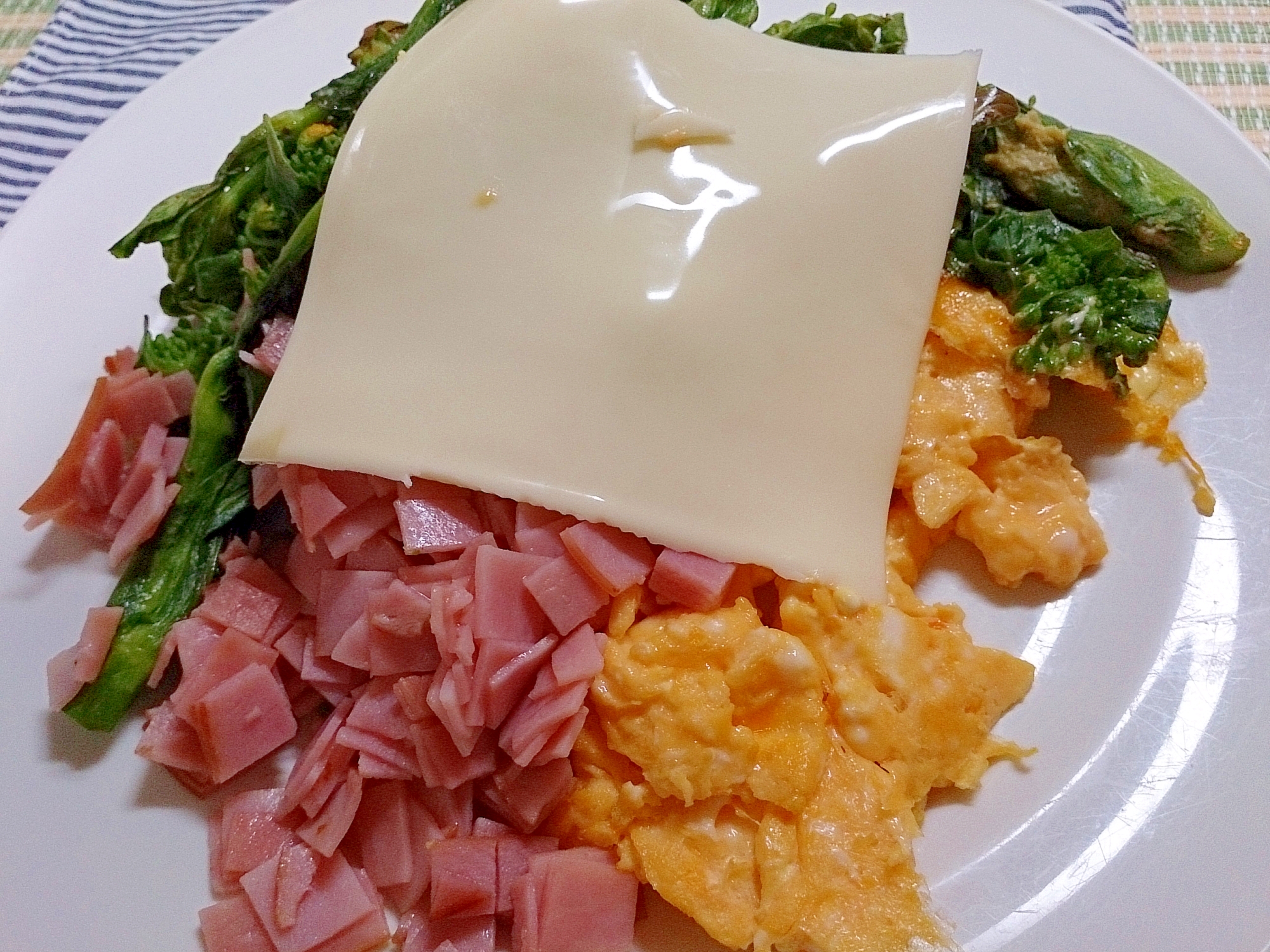 菜花とハムとチーズのスクランブルエッグ