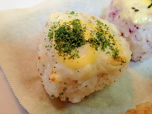 ＣＯで　ホワイトソースとパセリの洋風焼きおにぎり