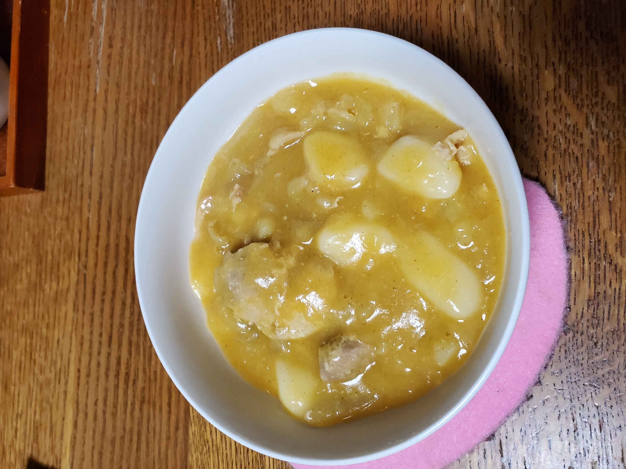 餅と鶏もも肉のシチューオンライス(カレークリーム)