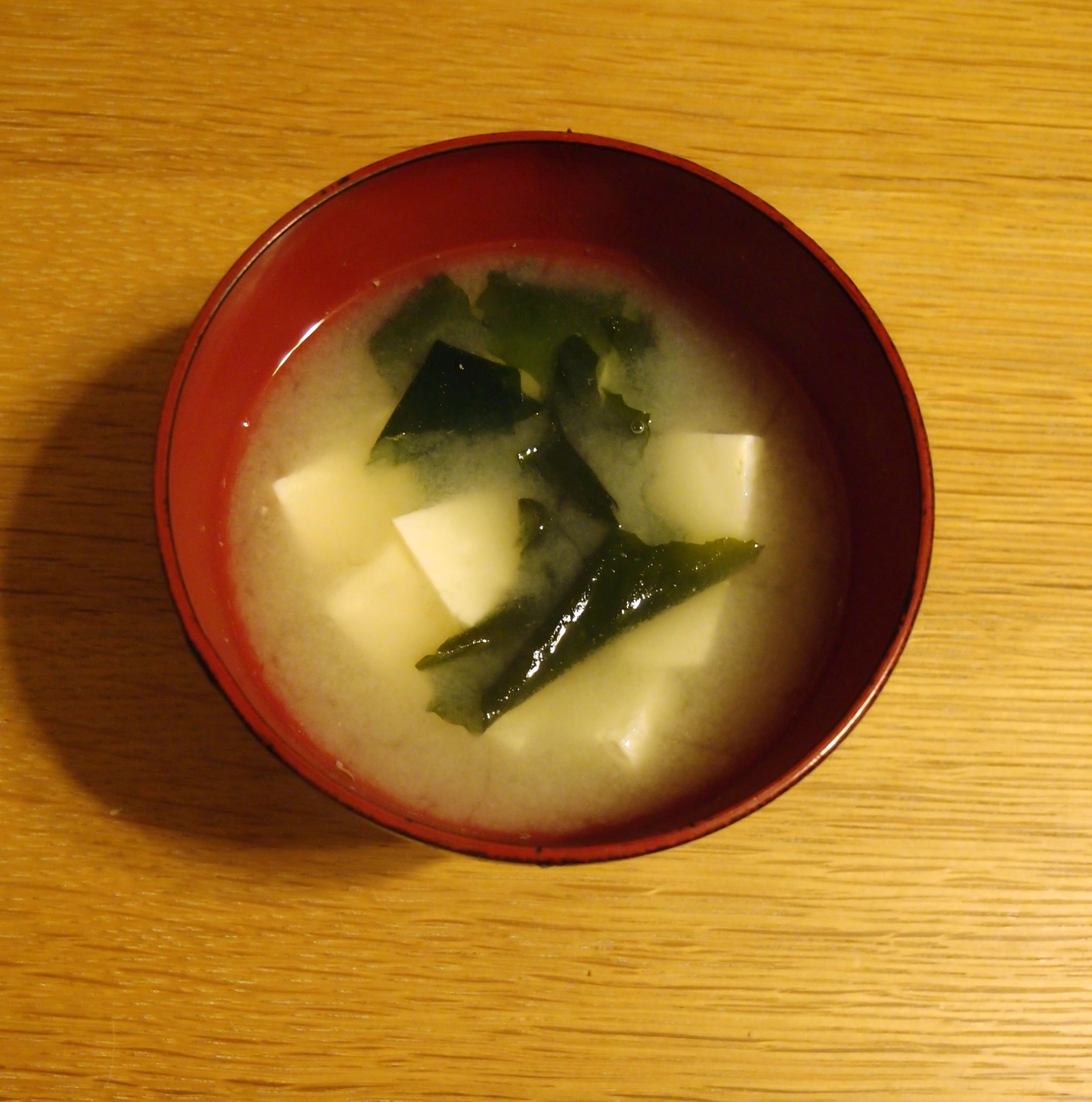 白味噌で作るお豆腐とワカメのお味噌汁