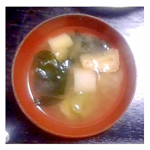 白菜・わかめ・木綿豆腐・油揚げの味噌汁
