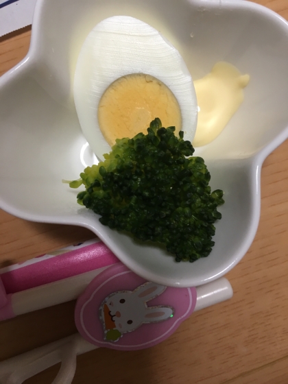 飾り切り卵とブロッコリーのサラダ
