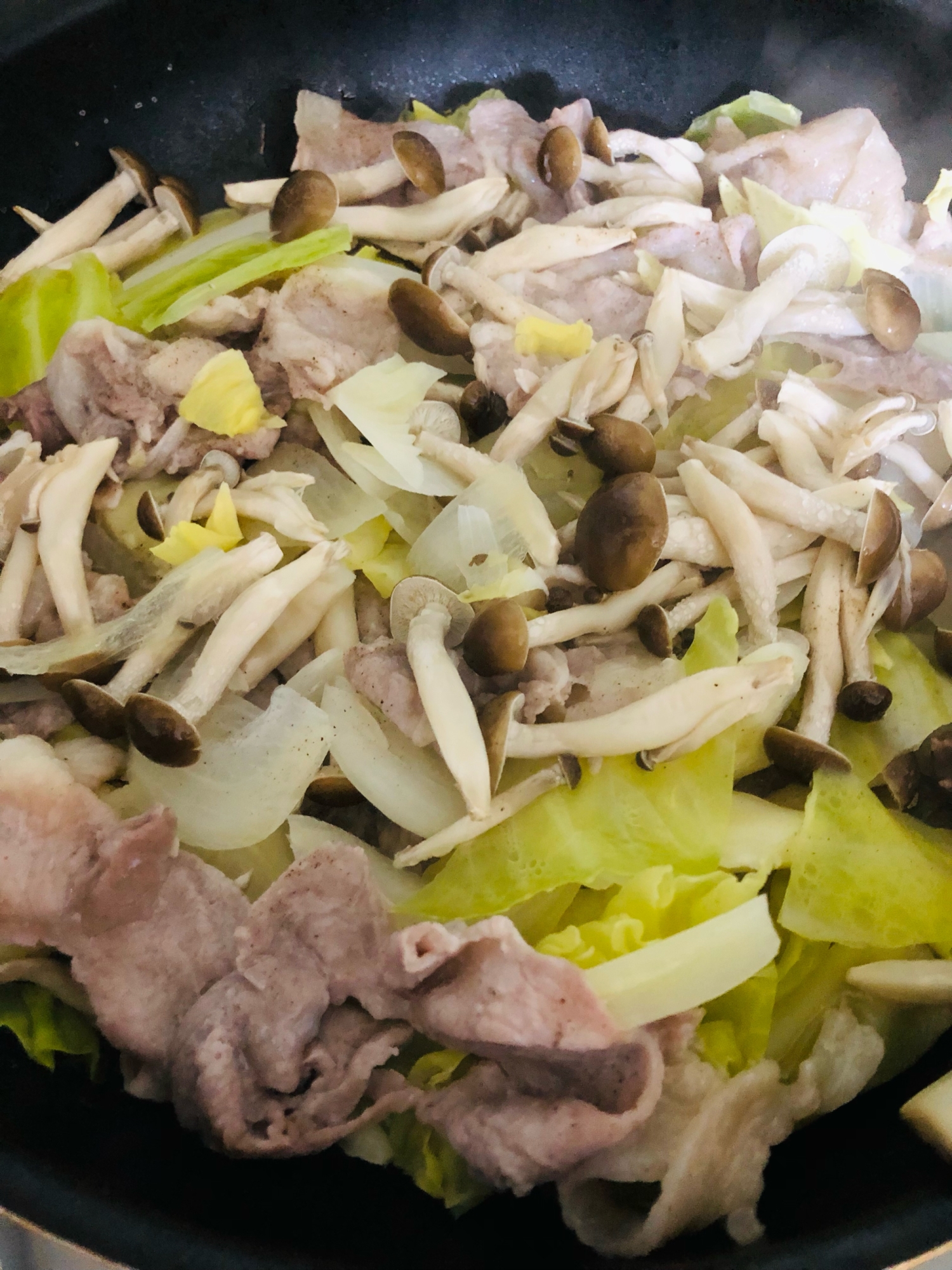 キャベツとしめじと豚コマ　フライパン蒸し♪