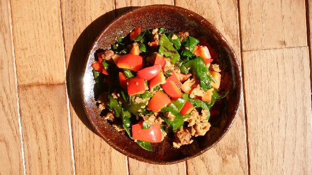 つるむらさきとパプリカのひき肉炒め