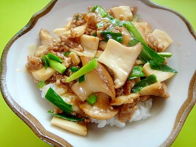 エリンギとニラの豚そぼろ丼