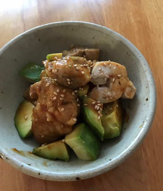 鳥もも肉とアボカドの焼肉のたれ炒め