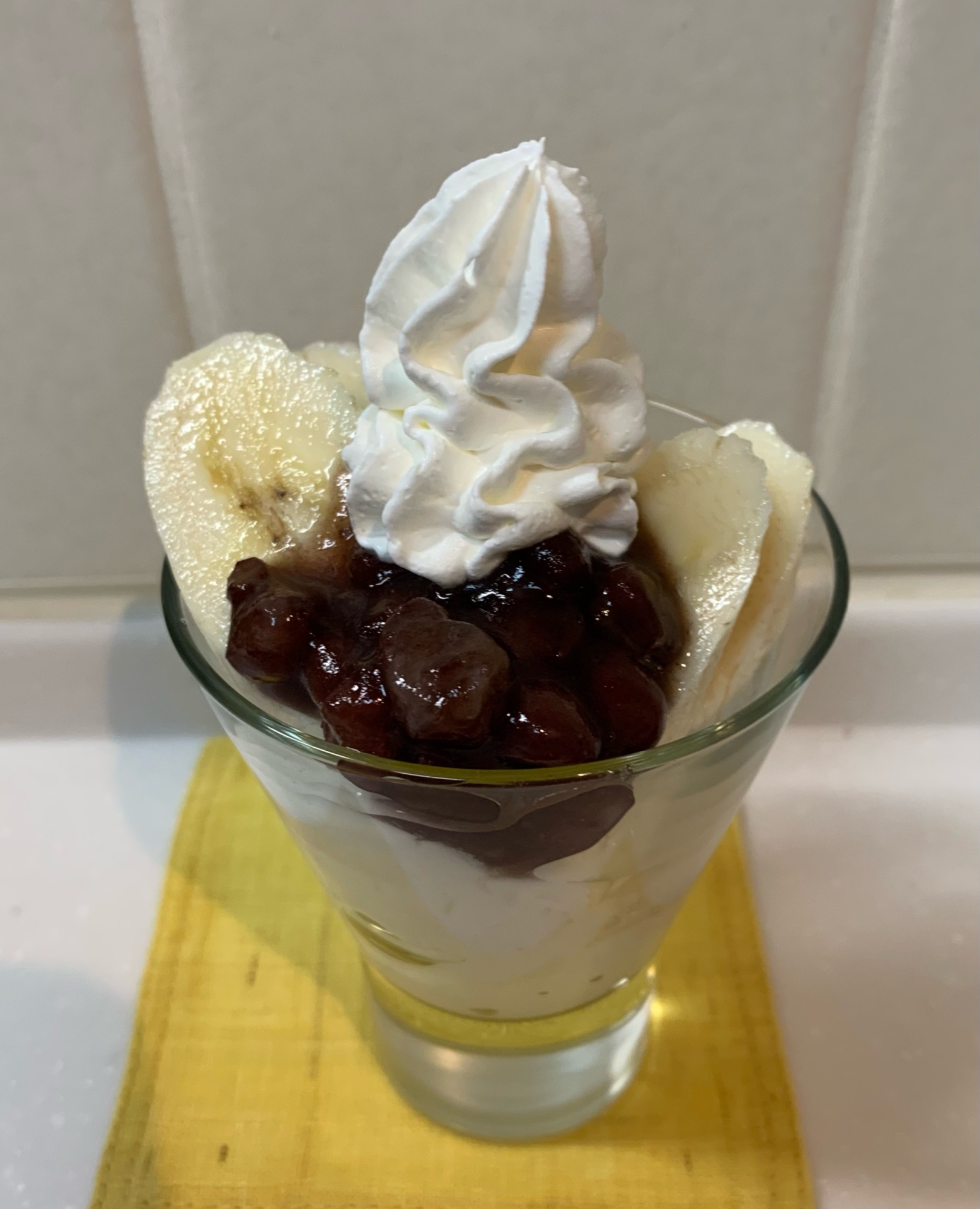 ヨーグルトバナナパフェ　あずきとホイップクリームで