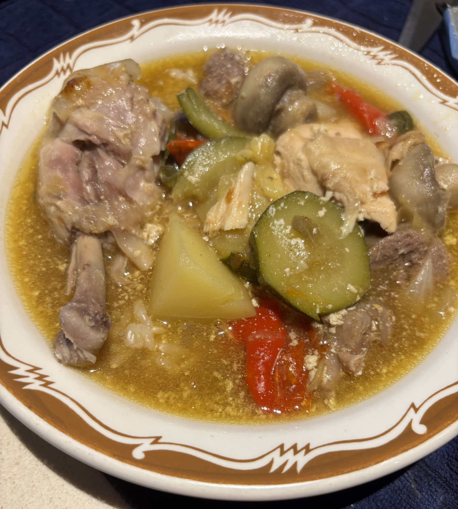 丸ごとチキン、ゴロゴロ野菜とソーセージでカレー