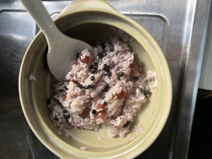 北海道なので、最後に甘納豆を入れてます。
「土鍋は最強の耐熱容器だしー」ということで、土鍋ごと電子レンジに入れて作りました。
とても簡単にできました。