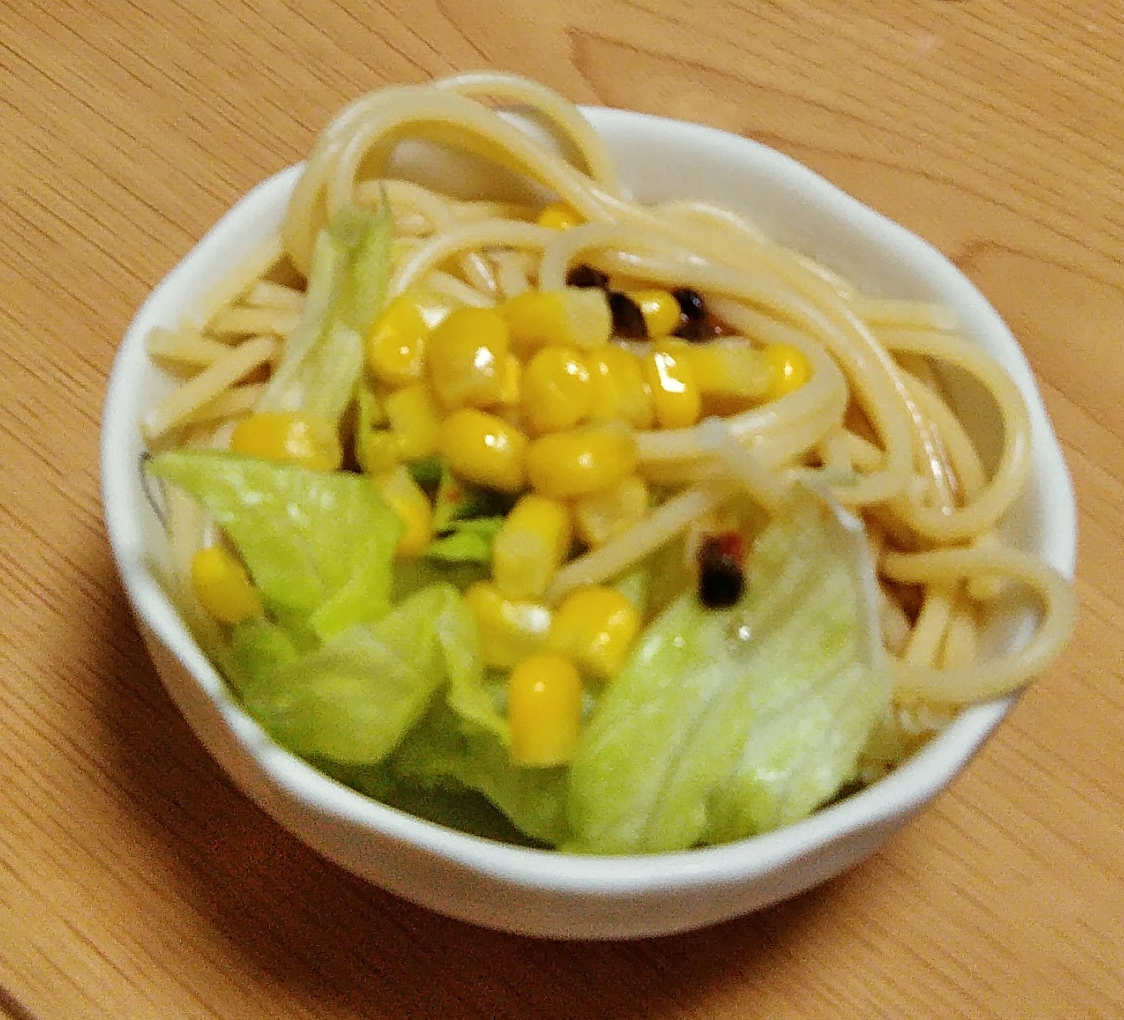 レタスとコーンのパスタサラダ