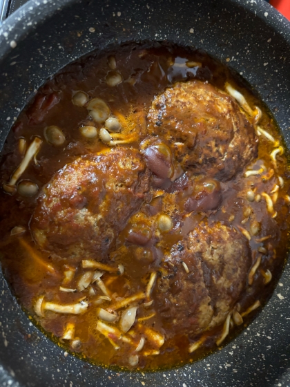 煮込みハンバーグ♪トマト缶とデミグラ缶♪