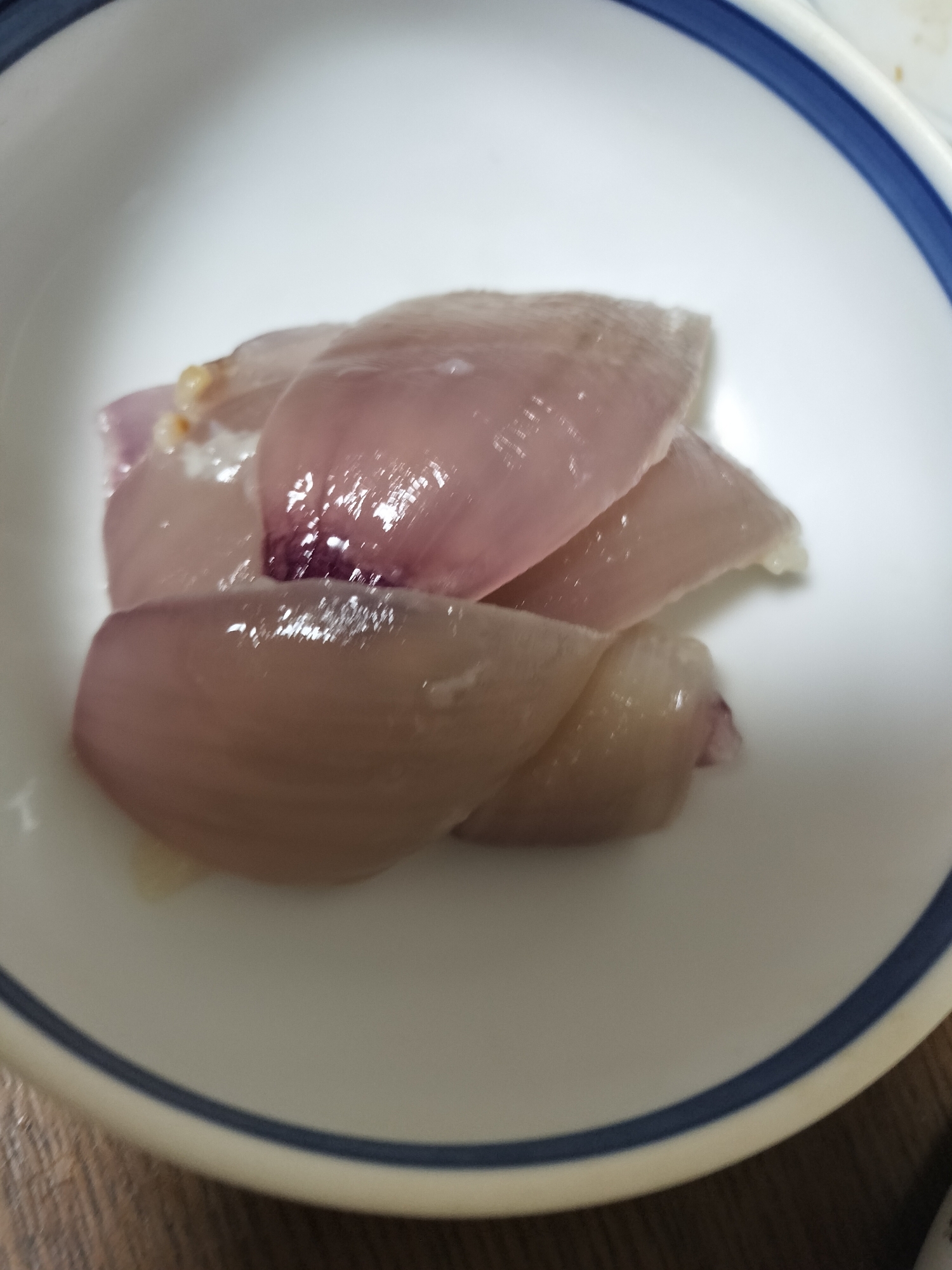 紫玉ねぎのレンチン。塩麹。ゴマ油風味。