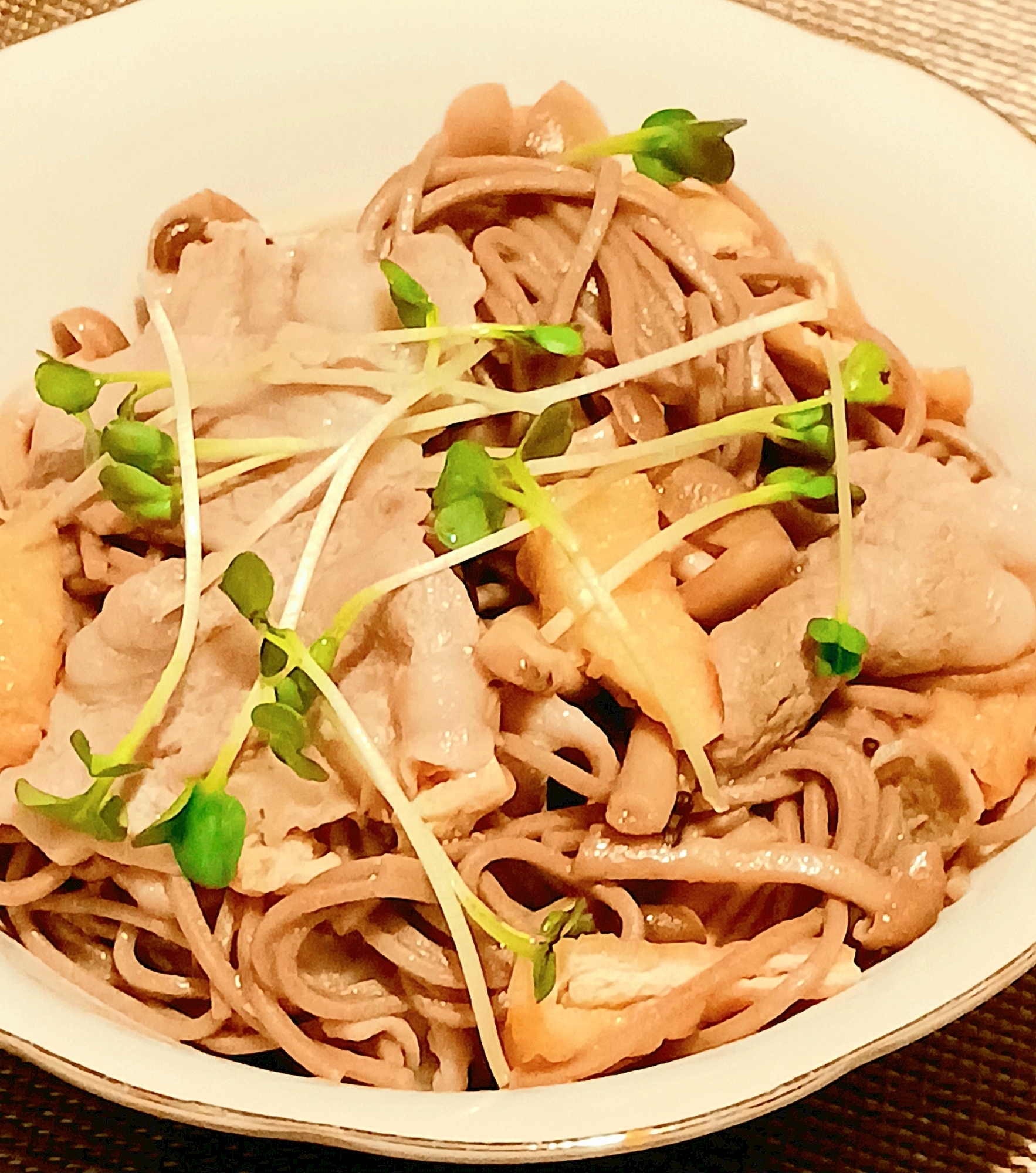 しめじがいっぱい食べられる☆豚バラ焼き蕎麦