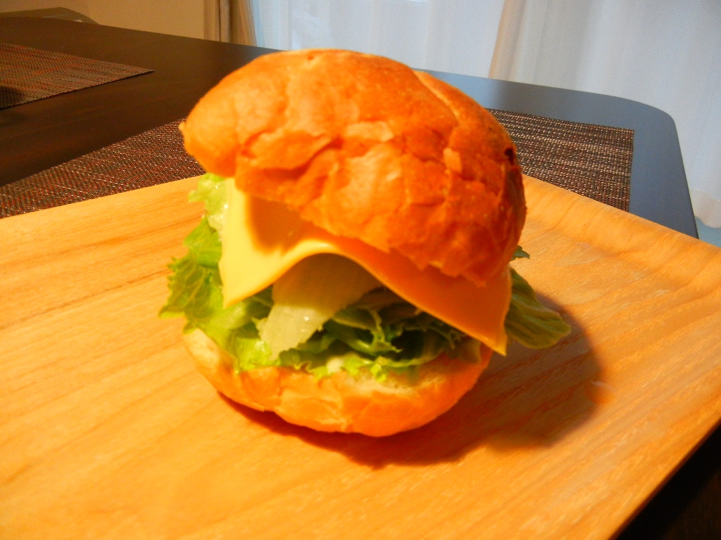 しゃきしゃきレタスとチェダーチーズのハンバーガー